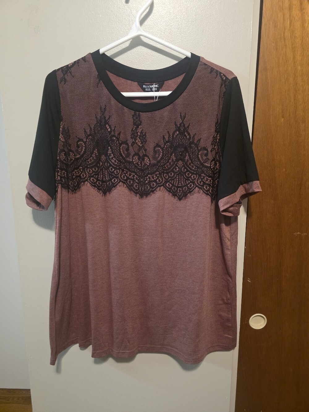 BloomChic Mauve & Black Lace-Trim Short Sleeve Tee